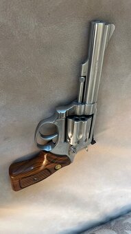 Revolver Taurus 22LR nerez - 2