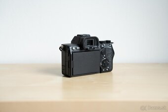 Sony Alpha A7 IV, telo - 2