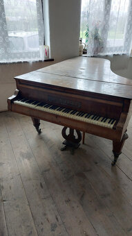 Staré klavírne krídlo - 2