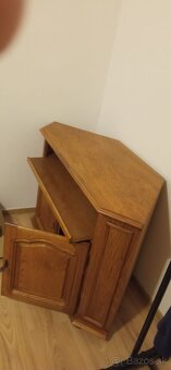 Stolik pod televízor. Rohový. - 2