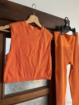 Stradivarius oranžový Crop top + leginy č. L - 2