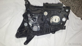 Toyota Avensis T25 2003 ,pravy svetlomet 2003 - 2