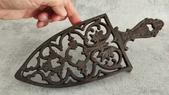 Krásná stará zdobená podložka pod starou žehličku. TOP - 2