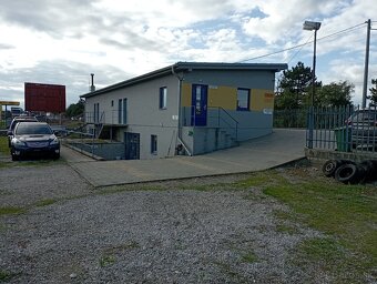 Budova s oploteným dvorom. - 2