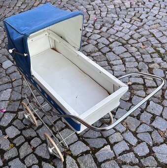 Retro dětský kočárek a hračky - 2