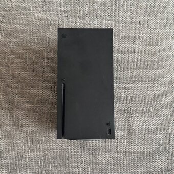 Predám Xbox Series X - 2