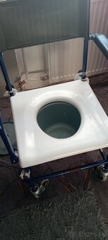 Toaletná stolička s vozíkom. - 2