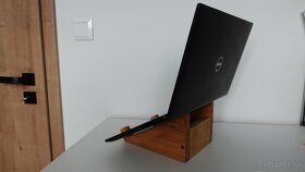 Drevenny ergonomicky stojan na notebook - 2