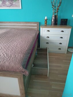 Predám manželskú posteľ vrátane roštou cena 80 eur. - 2