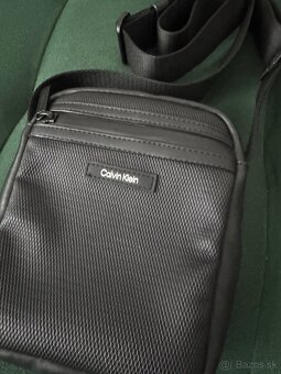 Calvin Klein crossbody taška - 2