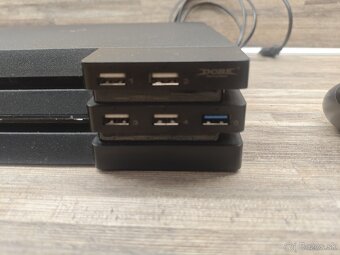 Predám PS4 PRO 1TB, 2x ovládač s nabíjačkou stanicou - 2