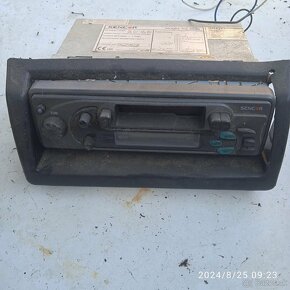 Predám tieto auto rádia kus za 12€A hodinky - 2