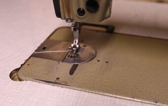 Predám priemyselny´šijaci stroj JUKI 5410-4 - 2