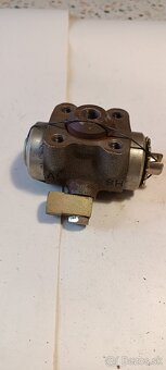 Predám na Škoda 1000MB náhradné diely - 2