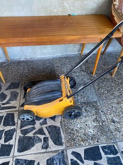 Predam elektricku kosačku na travnik - 2