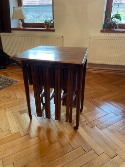 Krásny starožitný stolík. - 2