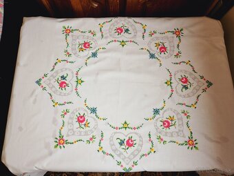 Krásny biely kruh zdobený ažurkou v tvare sŕdc a výšivkou ru - 2