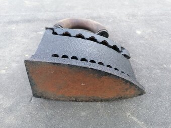 Predám starožitná žehlička - 2