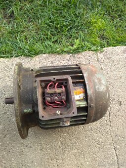Predám Elektromotor na 380V.Priemer hriadeľa 2,2 CM.x - 2