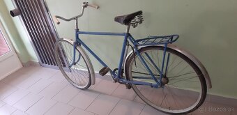 bicykel s krasny kozenym sedadlom - 2