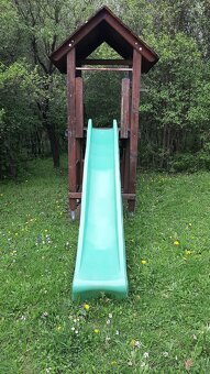 záhradný drevený domček so šmykľavkou - 2