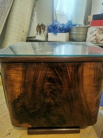 Historicka posteľ a nočný stolík - 2