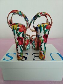 kvetinové sandálky značky Guess Garza - 2