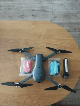 Dron, - 2