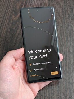 PREDÁM GOOGLE PIXEL 6A | Čierny+ Biely DBRAND skin 128GB - 2