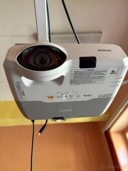 Projektor s držiakom - 2