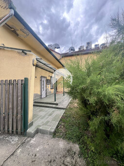 Starší rodinný dom s veľkým pozemkom na výnimočnom mieste v - 2