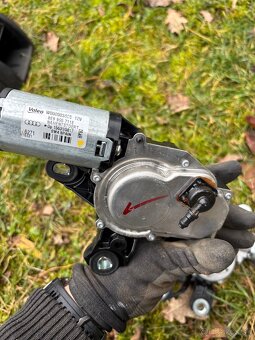 Motorcek zadneho stieraca - 2