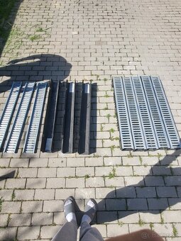 Predám nový nepoužitý odtokový plastový žľab s pozinkovým kr - 2