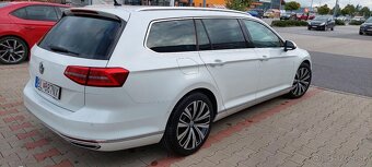VW Passat Variant 2.0 BiTDI 240k BMT Highline 4MOTION - 2