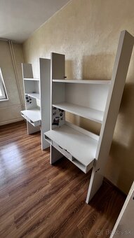 Postel, stoliky a umývadlo so skrinkou a zrkadlom - 2