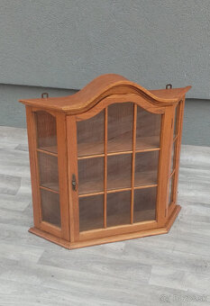 Vitrína nástenná – 66 x 70 x 16 cm . - 2