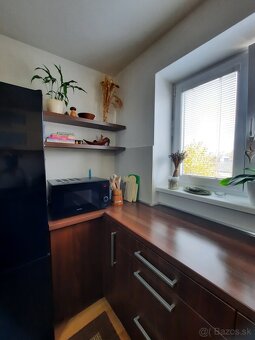 Predám kompletne zariadený 2-izbový byt  na starom sídlisku. - 2