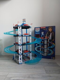 Päťposchodová parkovacia garáž Bosch Car Service - 2
