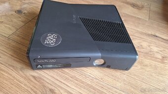 Xbox 360 slim 250GB + kinect + hry - 2