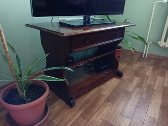 Stolík pod televízor - 2