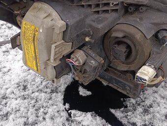 Predám svetlomet Toyota Avensis - 2