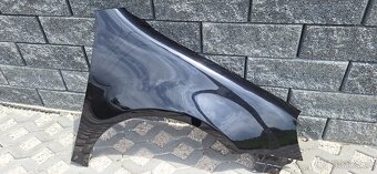 Blatník VW Golf 5 hatchback pravý predný čierny - 2