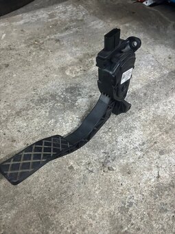 Audi a6c6 plynový/brzdový pedál - 2