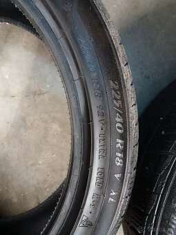 225/40R18 - 2
