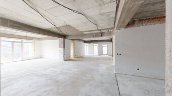 TOP lokalita Priestranný obchodný priestor 258 m² v centre - 2