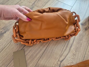 Nova Bottega Veneta hneda crossbody strap - 2