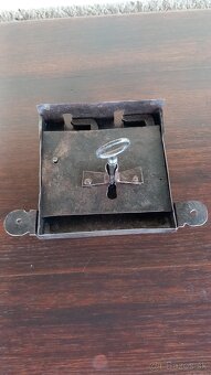 Historický zámok na truhlicu - 2