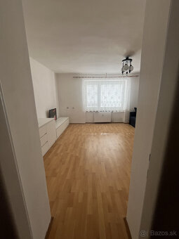 Prenájom priestranného 2-izbového bytu na Krátkej ulici v Hu - 2