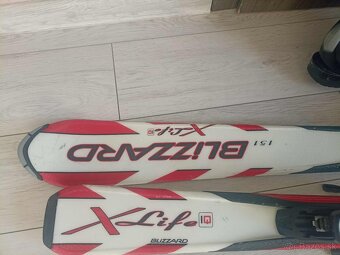 lyžiarky a lyže Atomic - 2