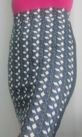 Tmavomodrá vzorová  sukňa, veľkosť 40 - 2